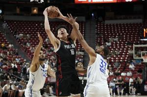 曾令旭：杨瀚森在场时开拓者阵地进攻很有节奏 一下场全是一打一