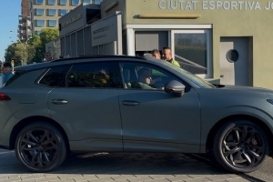 记者：弗里克今天第一个抵达巴萨基地，球队开启新赛季备战工作